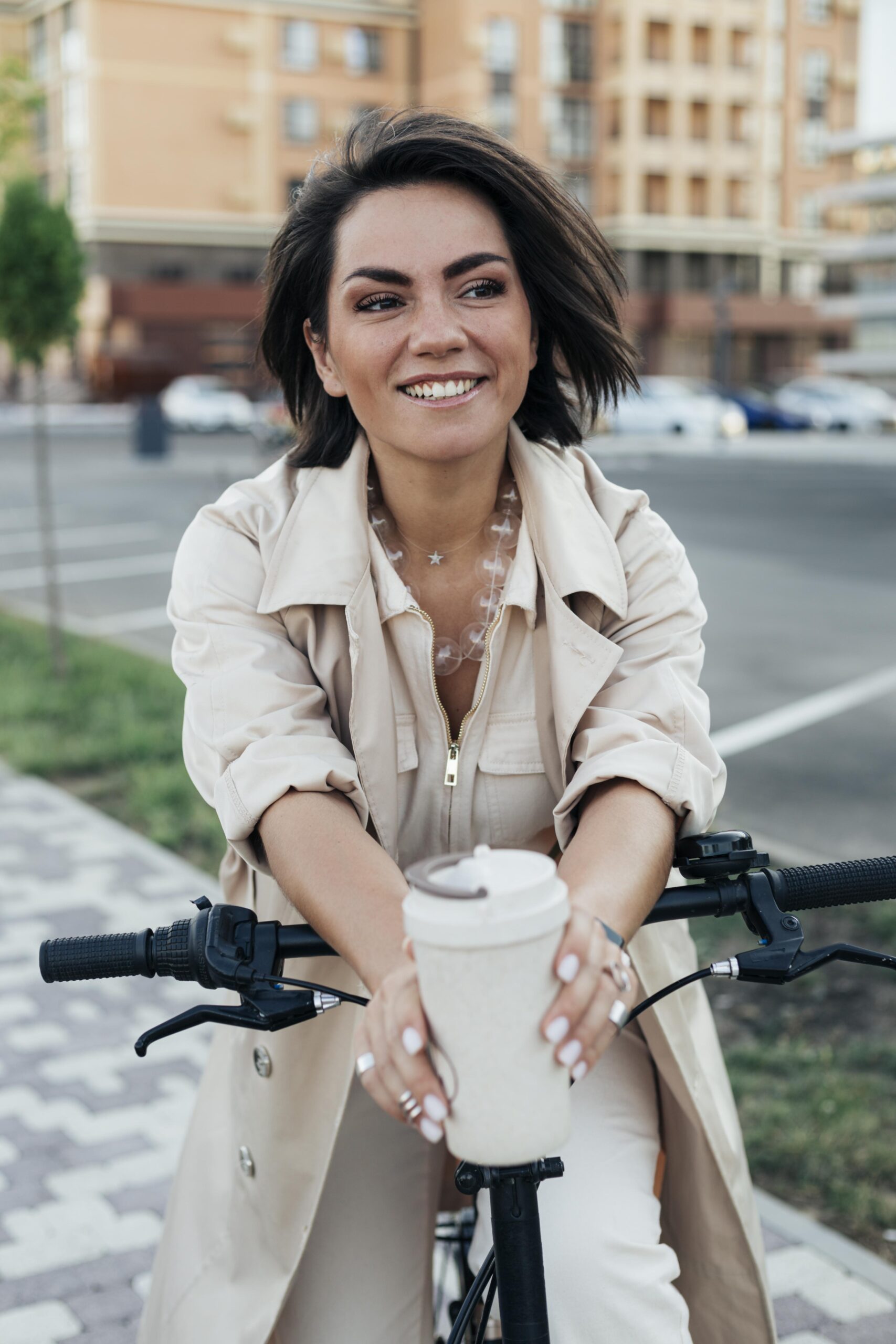 linda-mulher-adulta-posando-com-bicicleta-ecologica