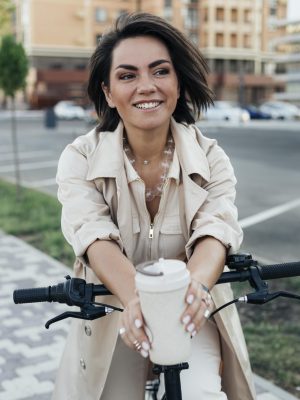 linda-mulher-adulta-posando-com-bicicleta-ecologica